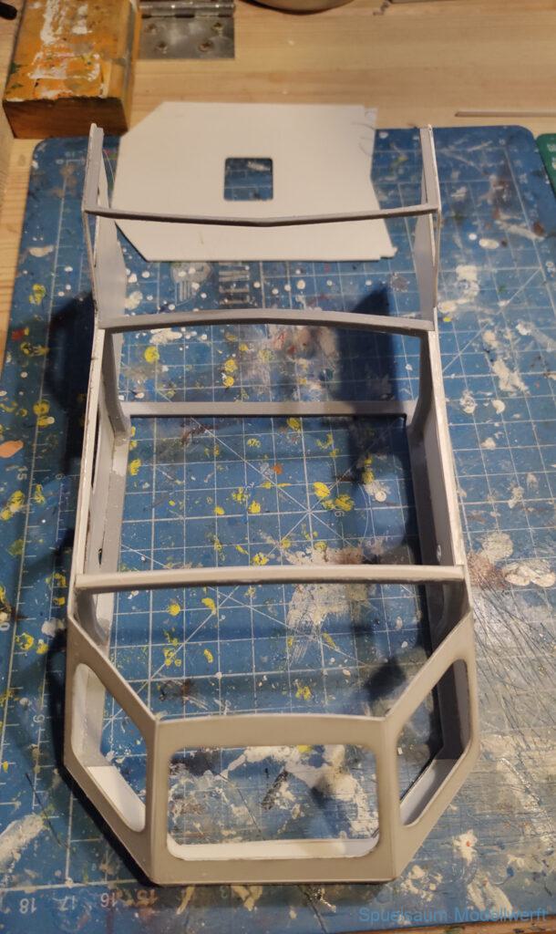 Seitenteile und untere Fenster am gedruckten Hilfsgerüst.
